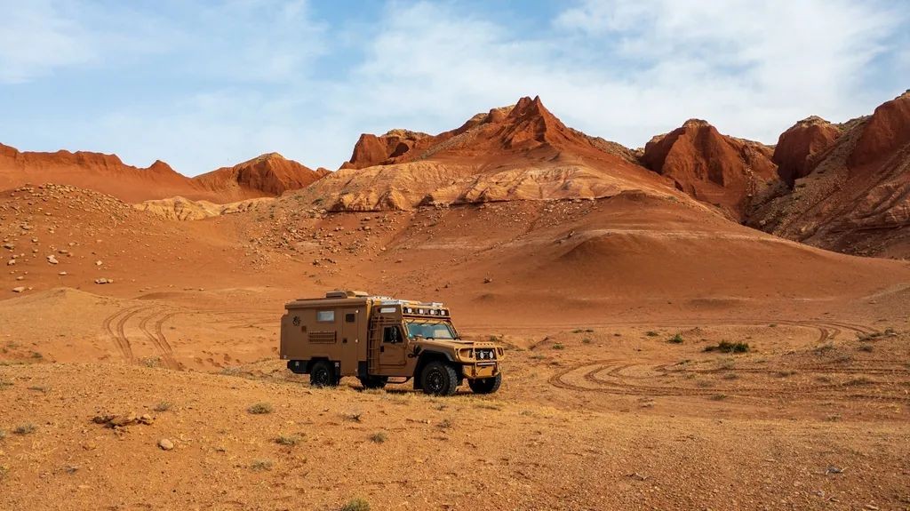 4x4 off-road RV no deserto