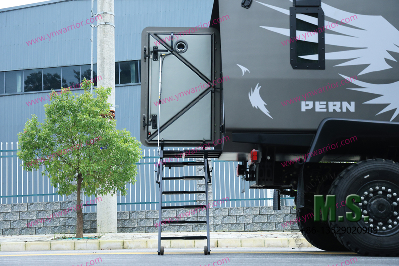 escada dobrável traseira caminhão blindado