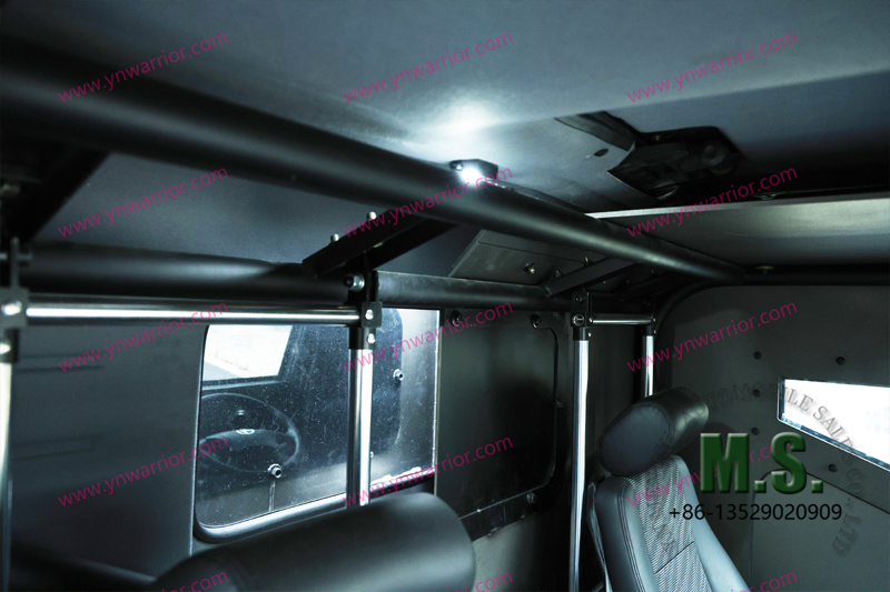 janelas e ventilação entre a cabine e o porta-malas traseiro da van do transportador de soldados