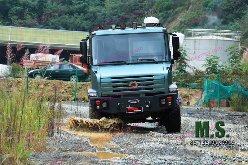 compartimento fechado blindado caminhão off-road 4x4 militar