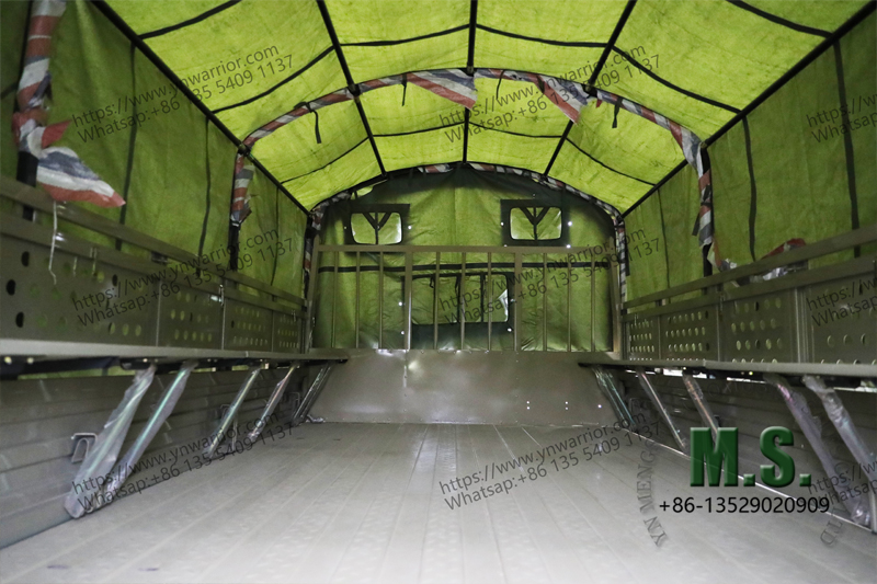 Dongfeng 6x6 Caminhão dentro da tarpaulina no caminhão soldado 