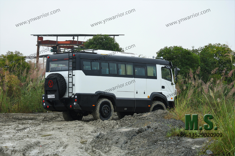 Dongfeng &Ocirc;nibus off-road 4x4 dirigindo em pedreira 