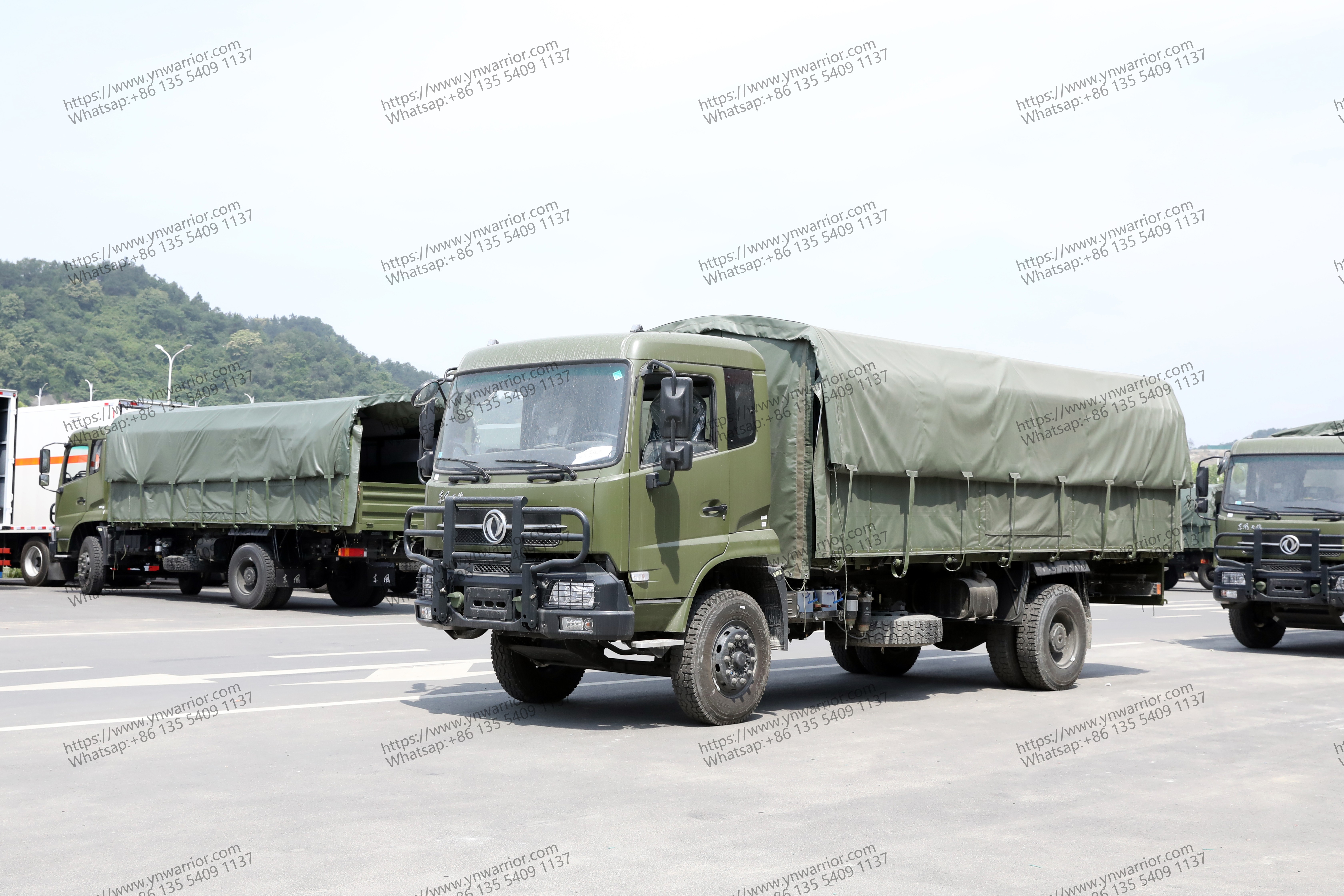 Dongfeng 4x4 com canhão de chuva filmagem da vida real 
