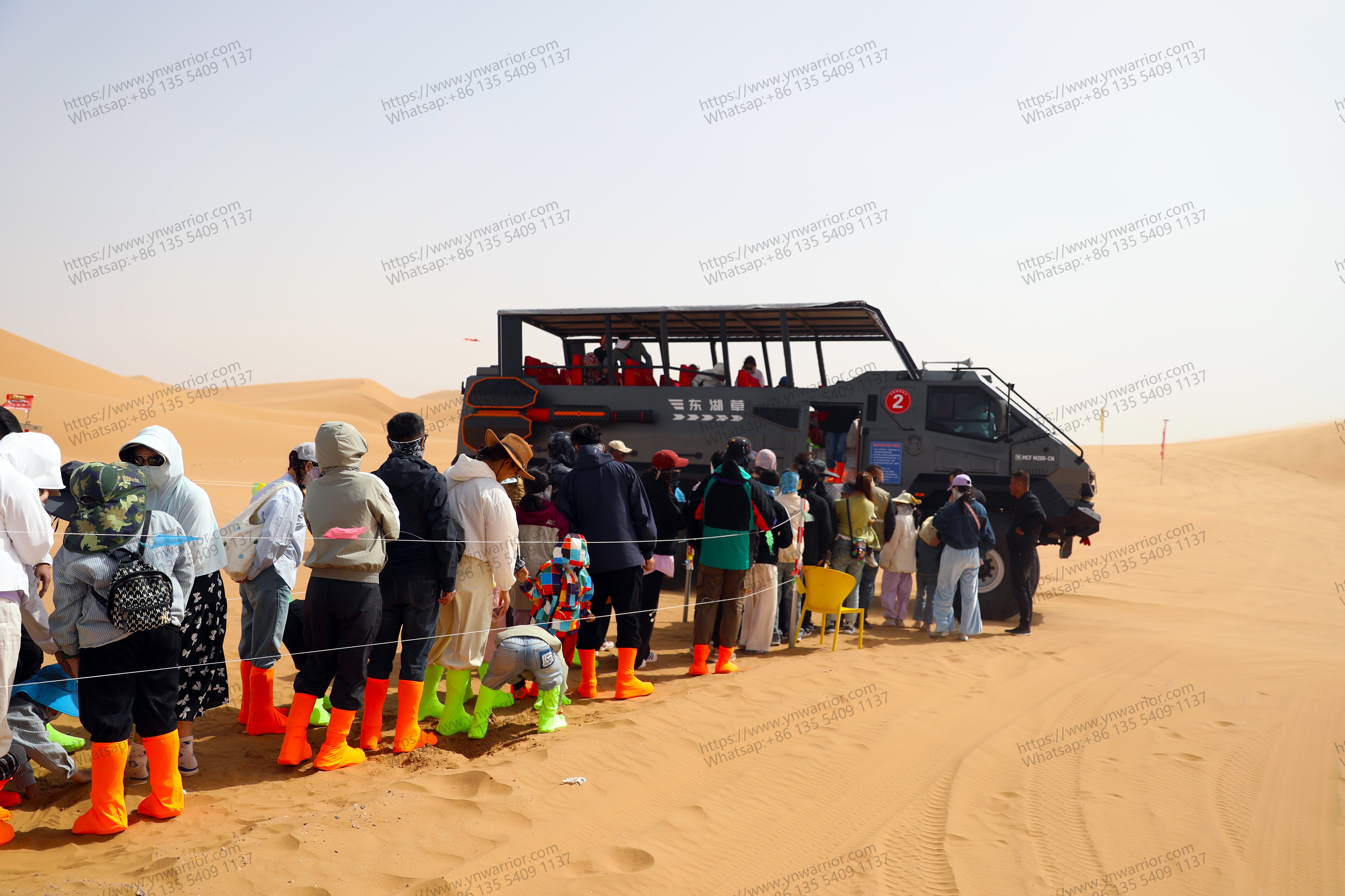 muitas pessoas esperando por estar a bordo no deserto cruzador de cruzeiro 