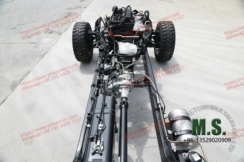 HD image of Chinese military rolling chassis, base on Chinse hmmve 
