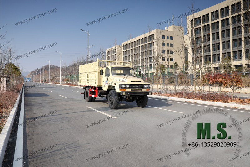 Dongfeng 4x4 Carga de caminhão off-road transportando caixa de carga de alta altura 