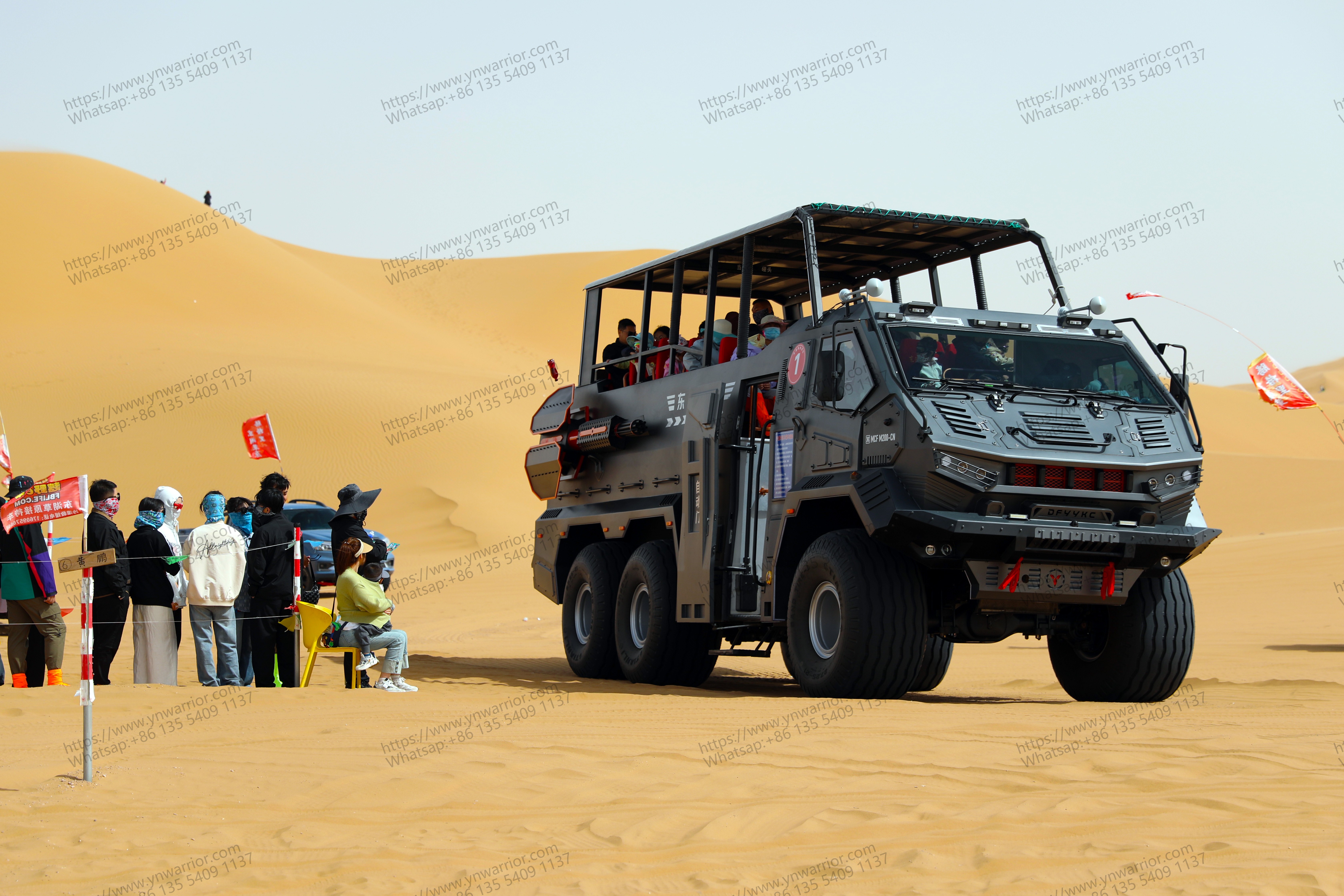 Adivinha como o nosso cliente lucra com nosso ônibus exclusivo do Desert Cruiser? Imagens da vida real do ônibus deserto na área de turismo