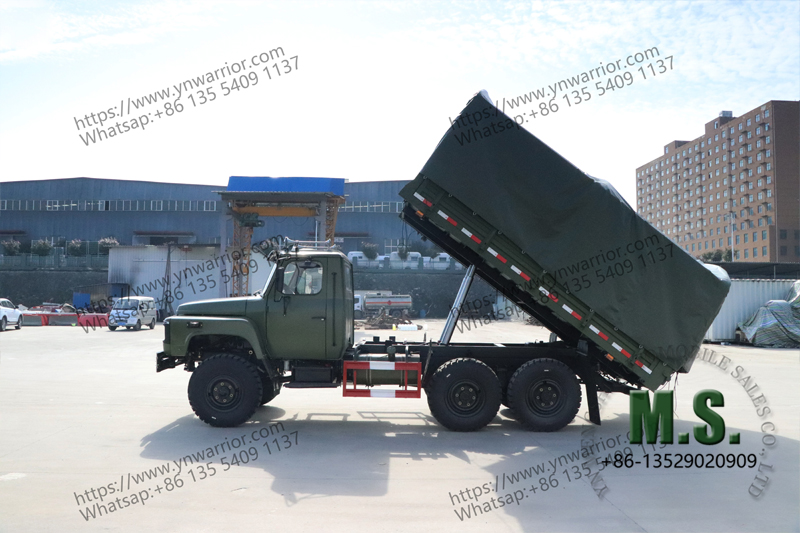 6x 6 O caminhão basculante levantou a 