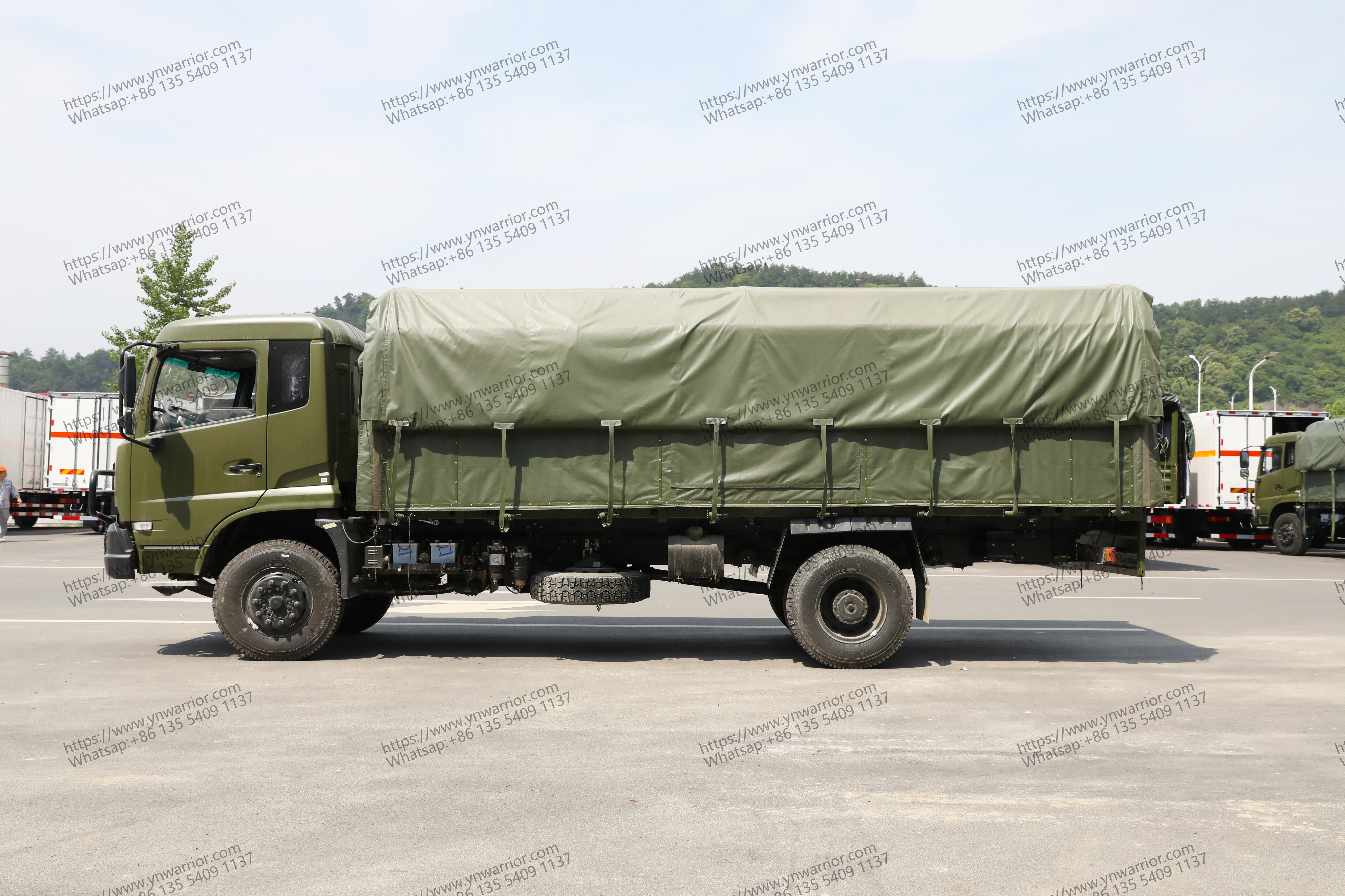caminhão com canhão de canhão Dongfeng} 4x4 tropas com perspectiva lateral de 