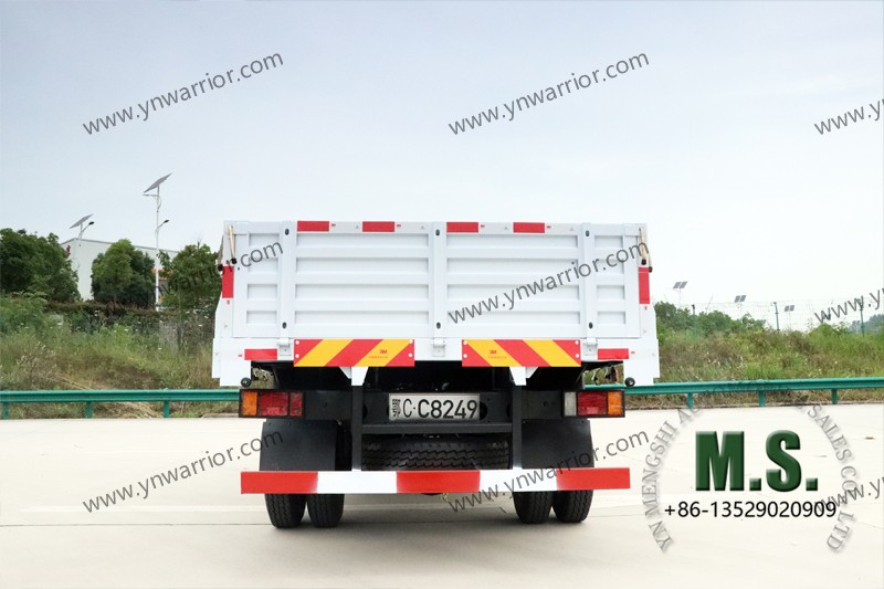 perspectiva traseira do traseiro de Dongfeng caminhão de cargo de serviço 