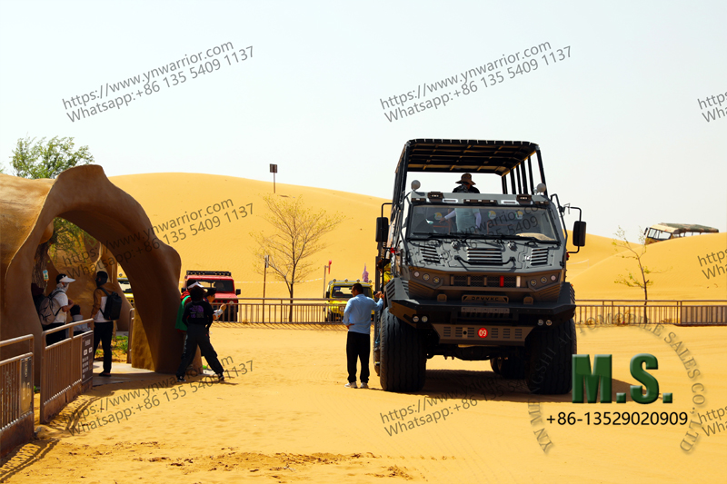 Trabalhando e lavar o ônibus do deserto do deserto