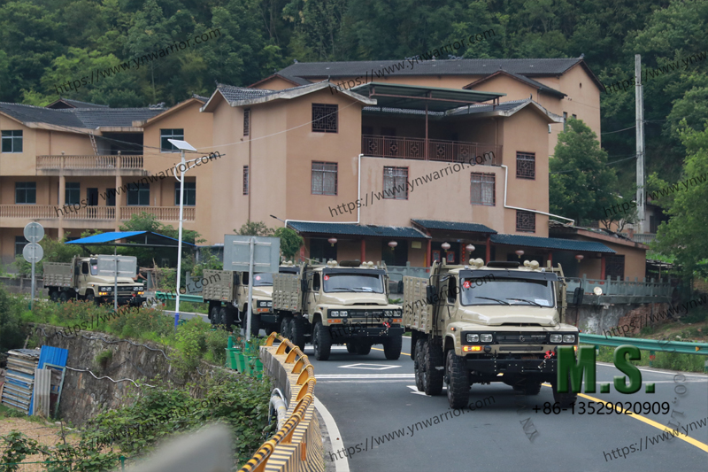 Dongfeng Caminhão militar da frota de caminhões na vila 