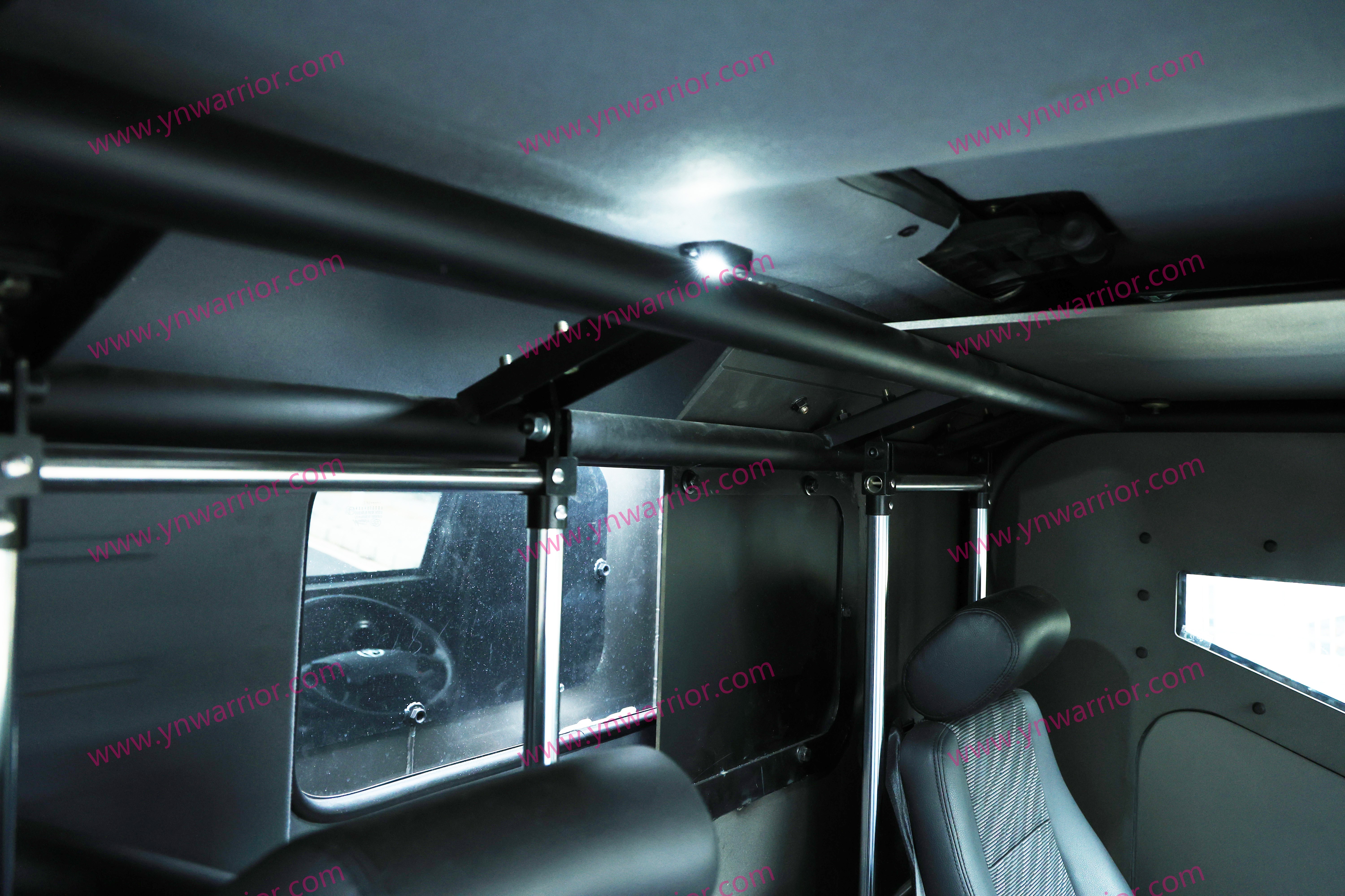 janelas e ventilação entre a cabine e o porta-malas traseiro da van do transportador de soldados