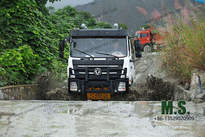 Dongfeng &Ocirc;nibus off-road 4x4 com motor Cummins de 190 cavalos de pot&ecirc;ncia 