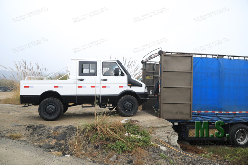 carregam carregando os caminhões pequenos da IVECO para 