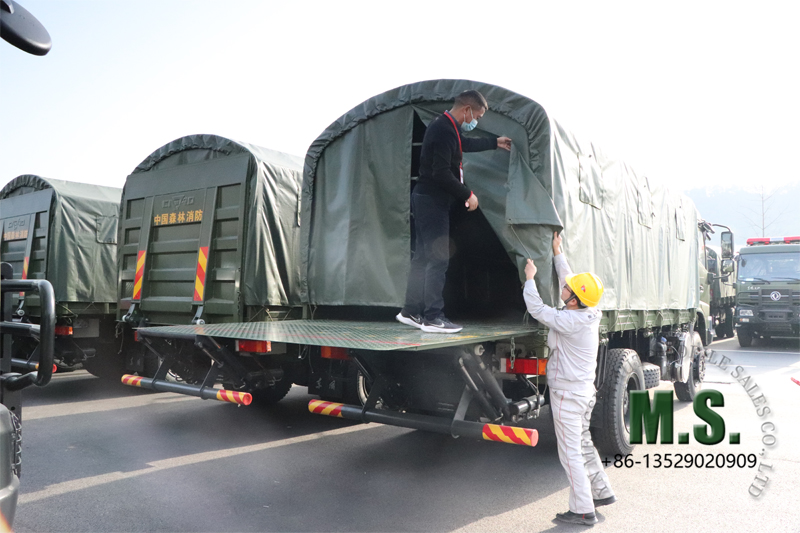 Sim, temos uma equipe completa para instalar uma porta traseira hidráulica em qualquer caminhão.