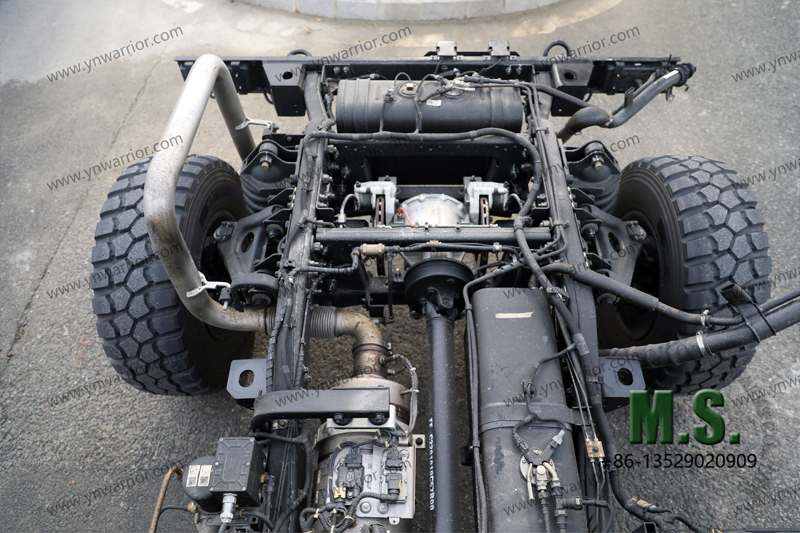 Dongfeng Chassi off-road Mengshi 4x4 com perspectiva traseira da cabine do chassi {[t1 