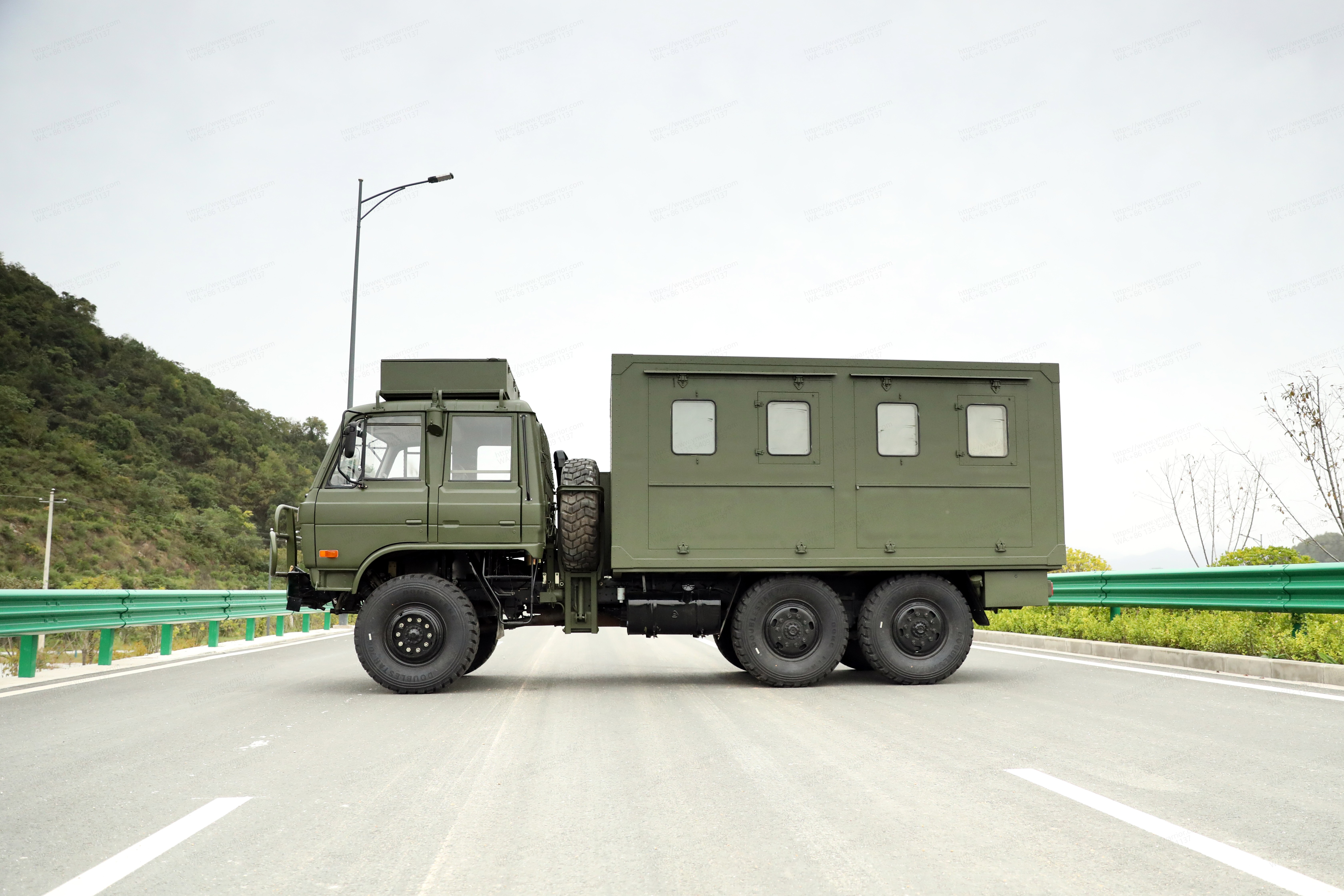 { [T0]} 6x6 Van de passageiros off-road no caminhão 