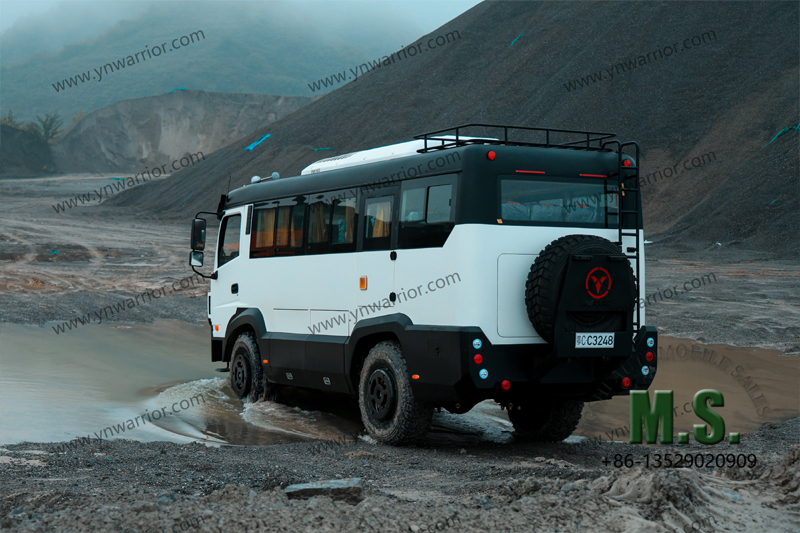 Dongfeng &Ocirc;nibus off-road 4x4 cruzando o riacho 