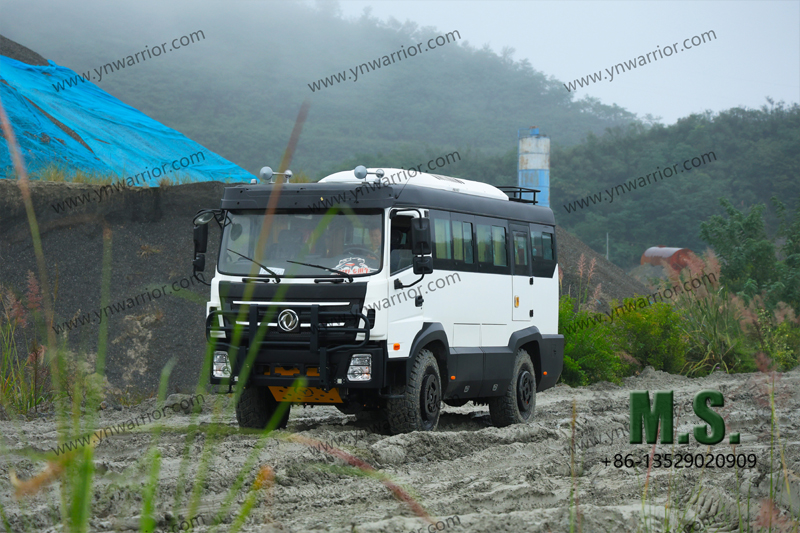 Dongfeng Imagens reais de &ocirc;nibus off-road 4x4 em estado selvagem 