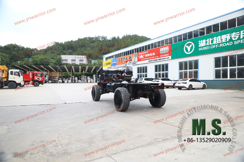 servido em chassi de rolamento militar com transmissão Allison automática 