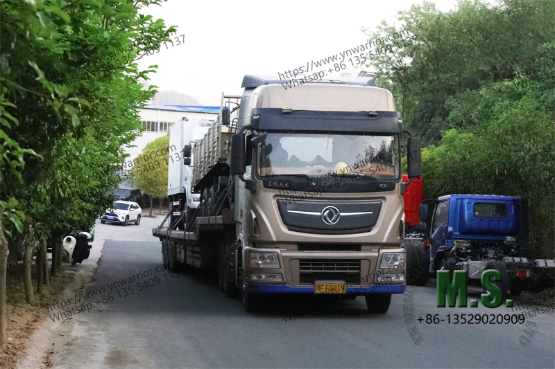 trailer truck carrying new O veículo pronto para ir 