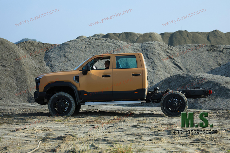 Dongfeng Mengshi MS600 perspectiva lateral em selvagem 