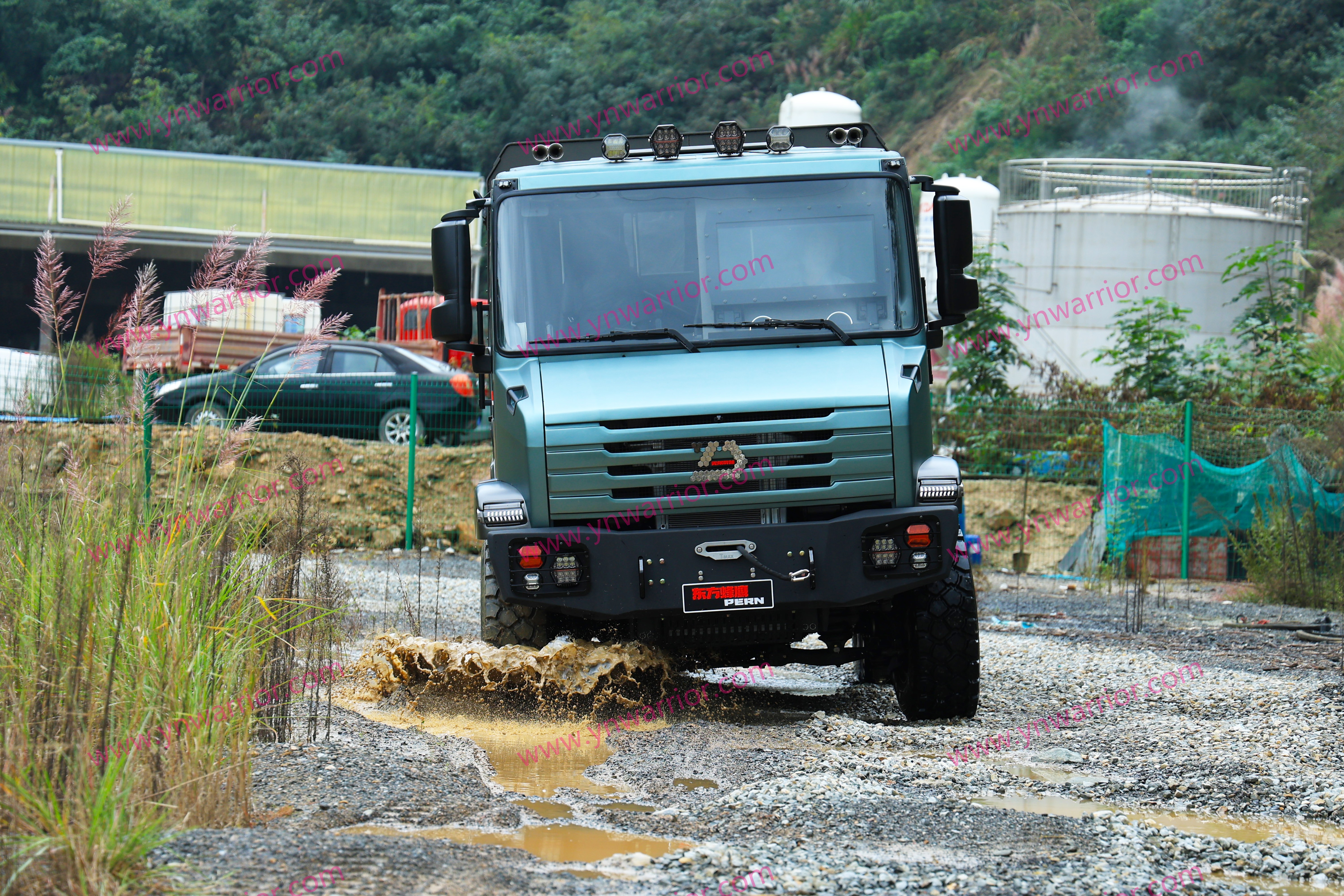 compartimento fechado 4x4 caminhão off-road militar 