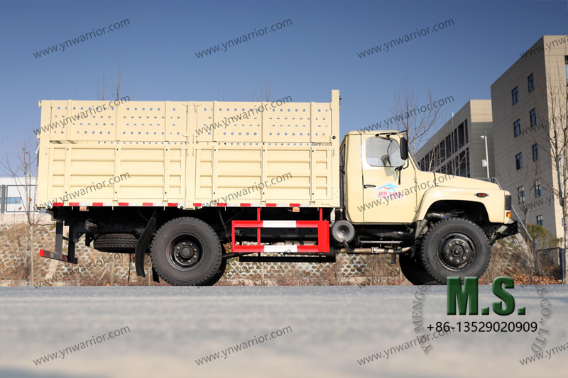 {[t1] 4x4 4x4 perspectiva do lado do caminhão off-road