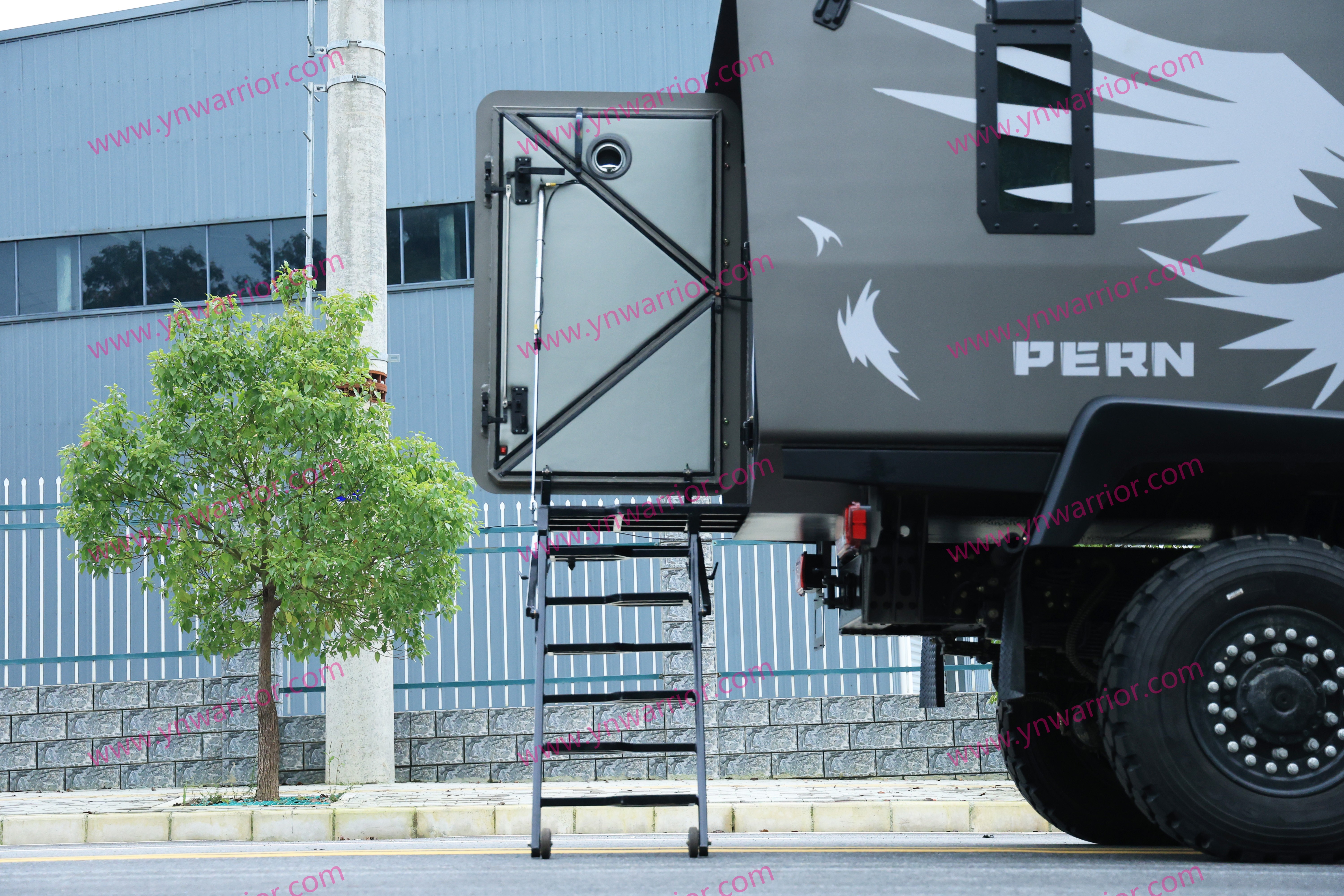 escada dobrável traseira caminhão blindado 